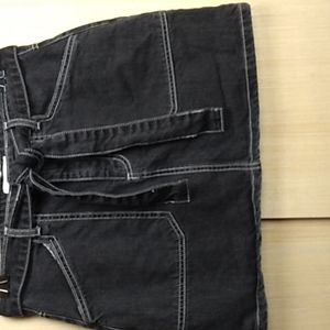 Forever 21 Women's Black Jean Skirt in size Large w Pockets